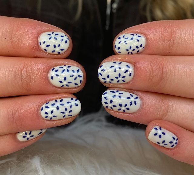 Idées d'ongles d'été courts bleus et blancs
