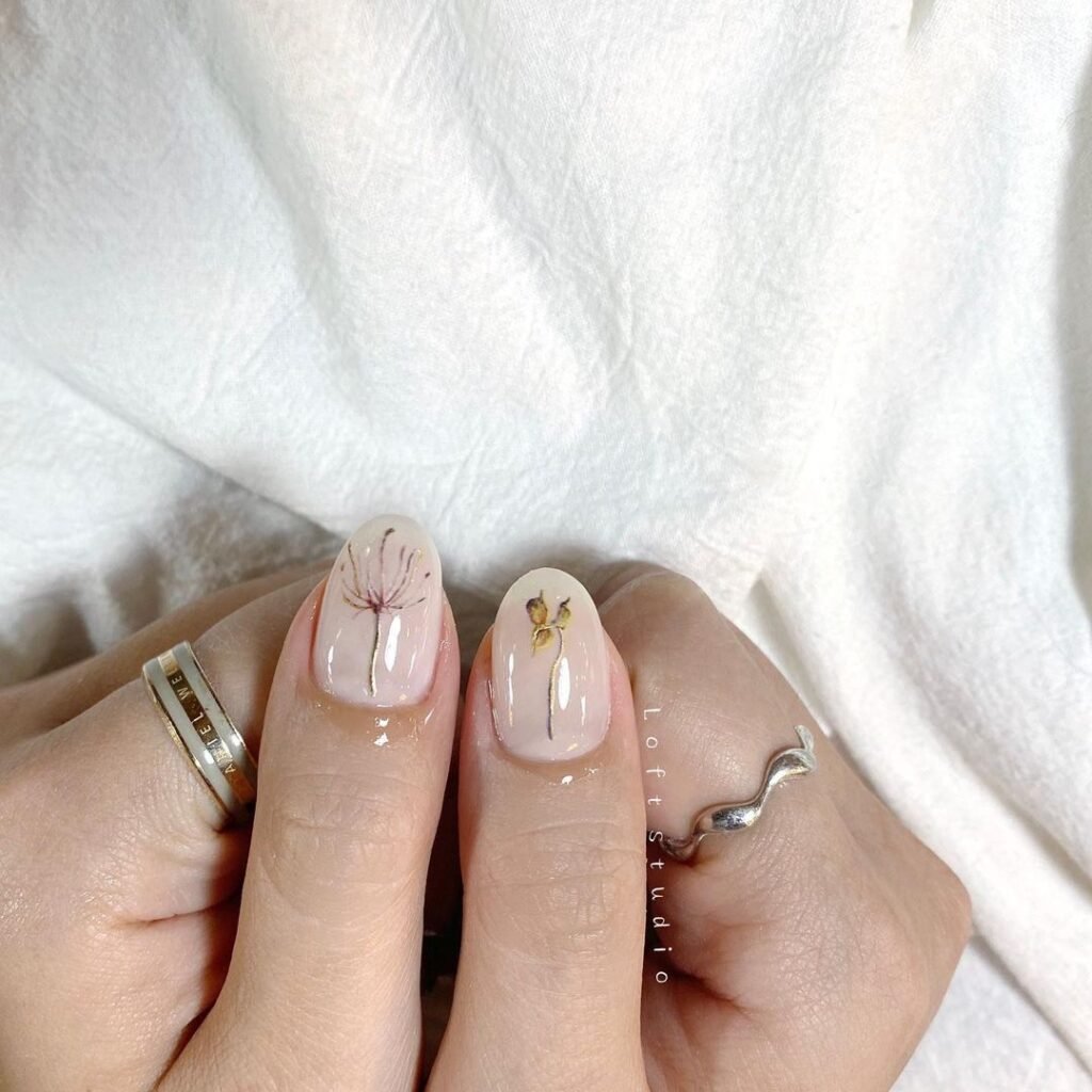 Ongles d'été crème propre mignons avec un design floral