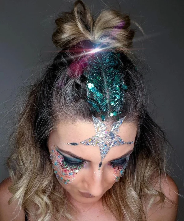 pretty hairstyle with glitter for festivals