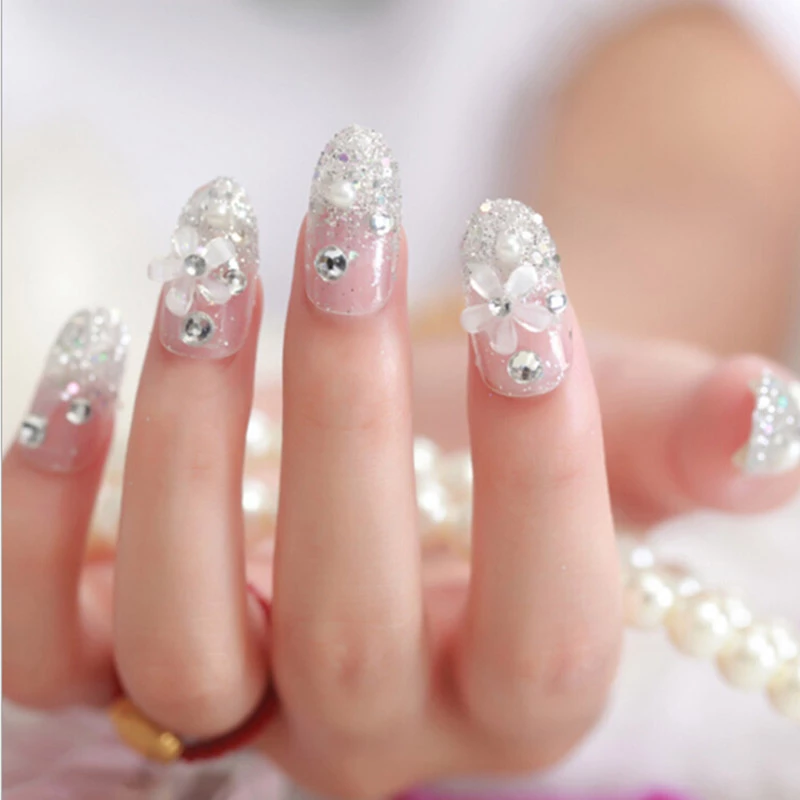Bridal Floral Rhinestone: Pearls Fake Diamond Fingernails Design