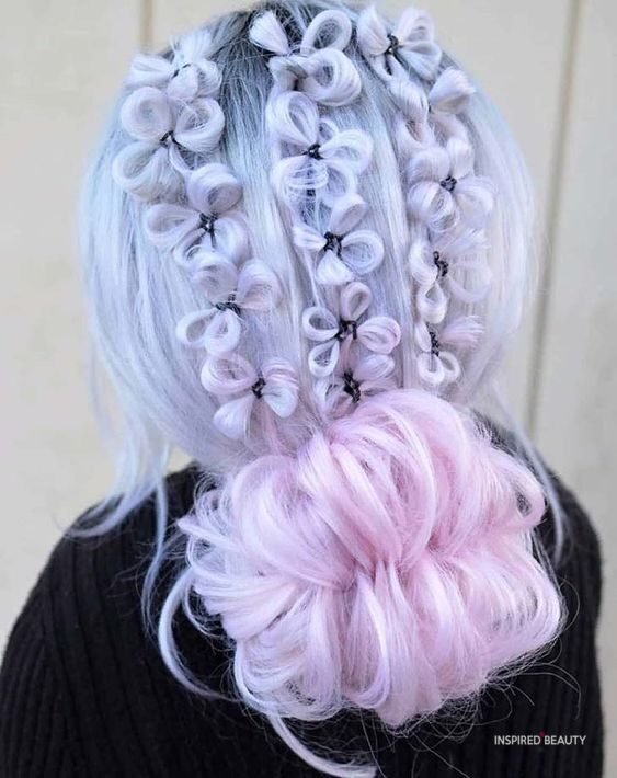 pretty white and pink hairstyle 