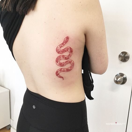  tatouage à l'encre rouge pour femme 