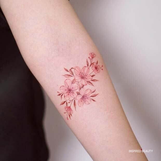  tatouage à l'encre rouge 