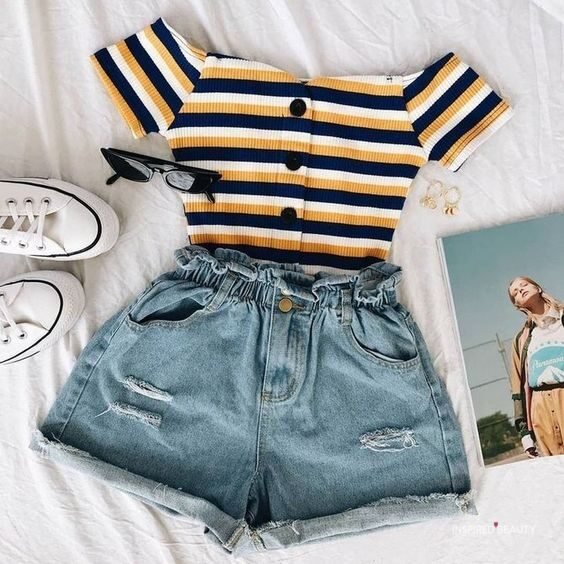 Short striped blouse with Jeans shorts and sneakers