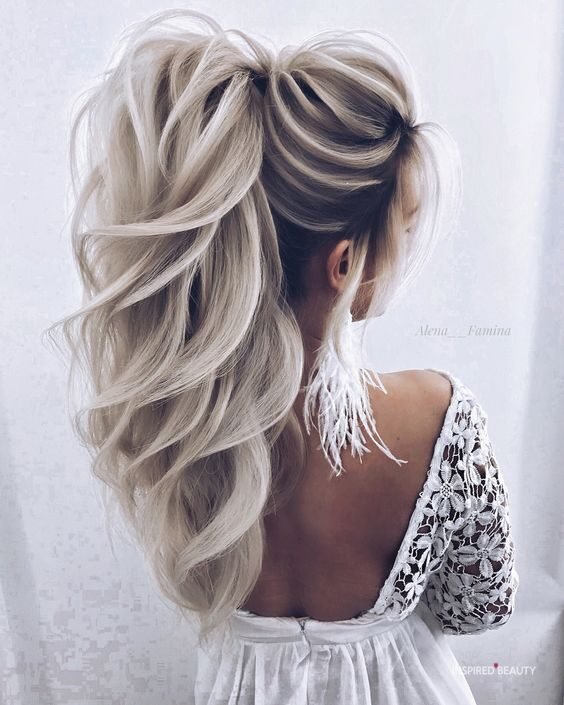 white and black messy ponytail hairstyle