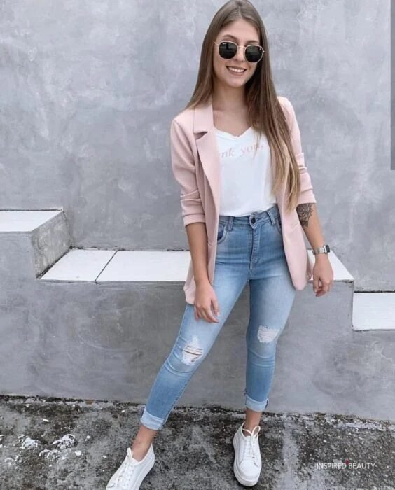fall outfit with ripped jeans