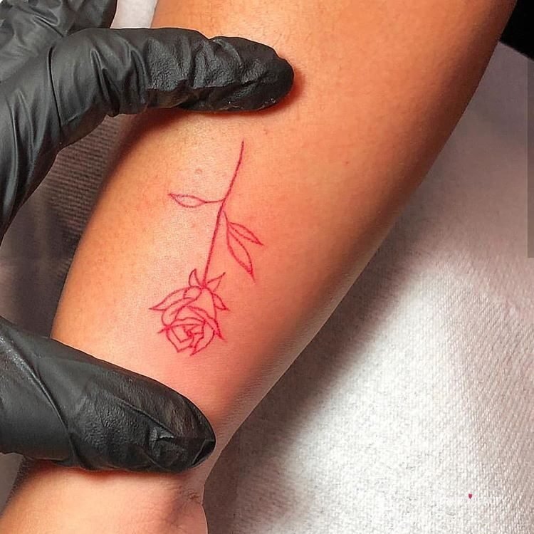  tatouage à l'encre rouge cicatrisant 