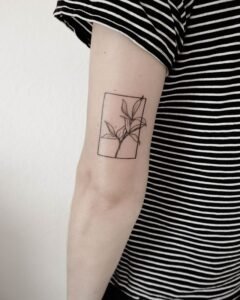 16 Simple Minimalist Tattoo Ideas That Are the Ideal Balance of Bold ...