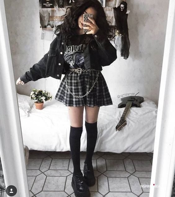 28 Aesthetic Grunge Outfits Ideas To Copy In 2021 Inspired Beauty 8975