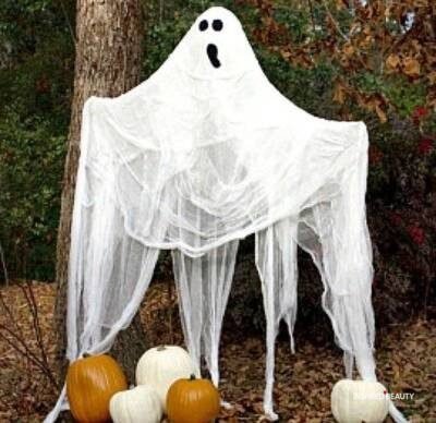 Scary outdoor Halloween decorations