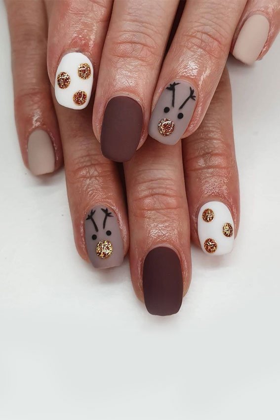Pretty short nail set in neutral colors