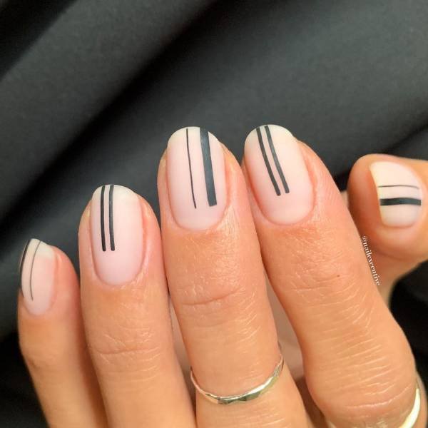 Short nail design with line art and get cool minimalist design idea