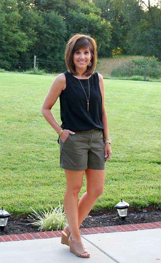 Summer shorts outfit ideas for women over 50 years old