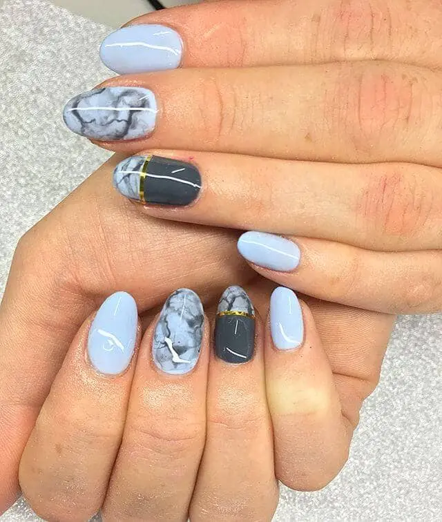 short nails in grey, blue and gold stripe