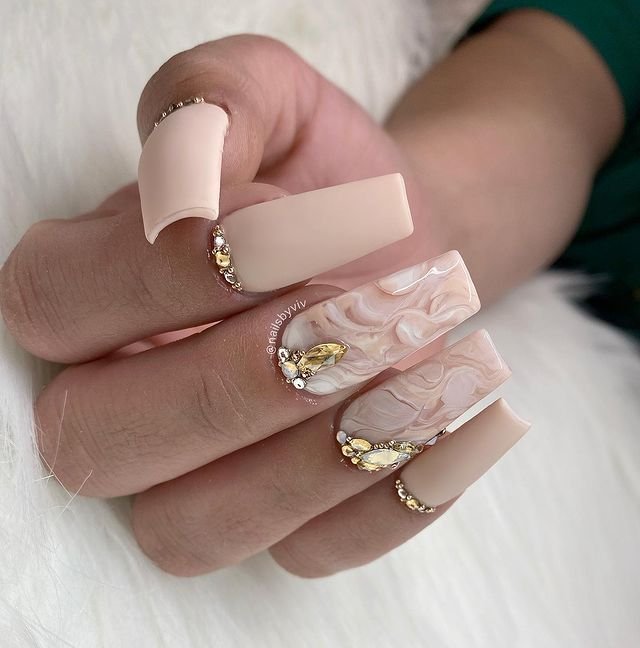 Nude marble nails