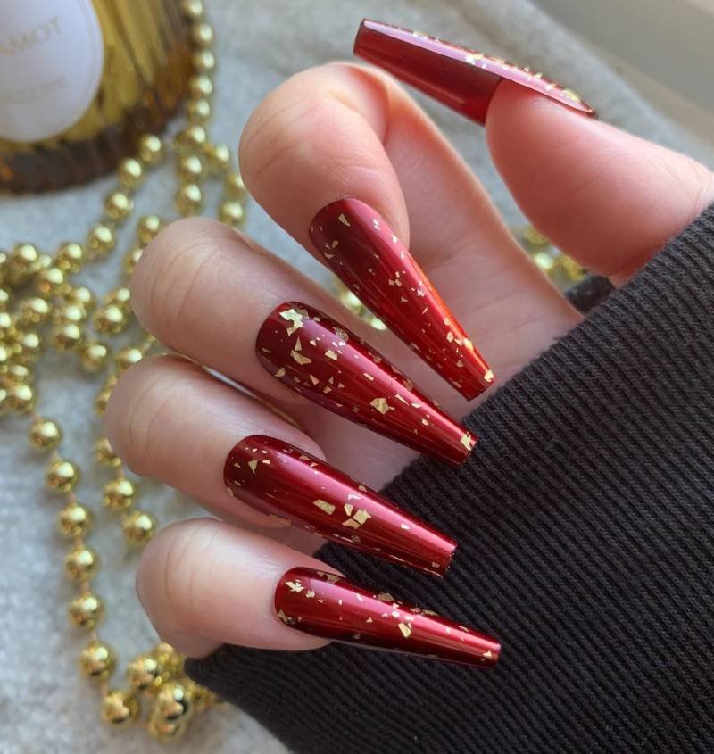 Red and gold nails design, long splatter look.