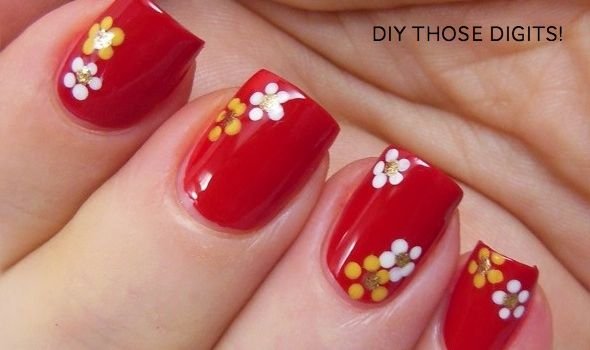Short red nails with a floral design