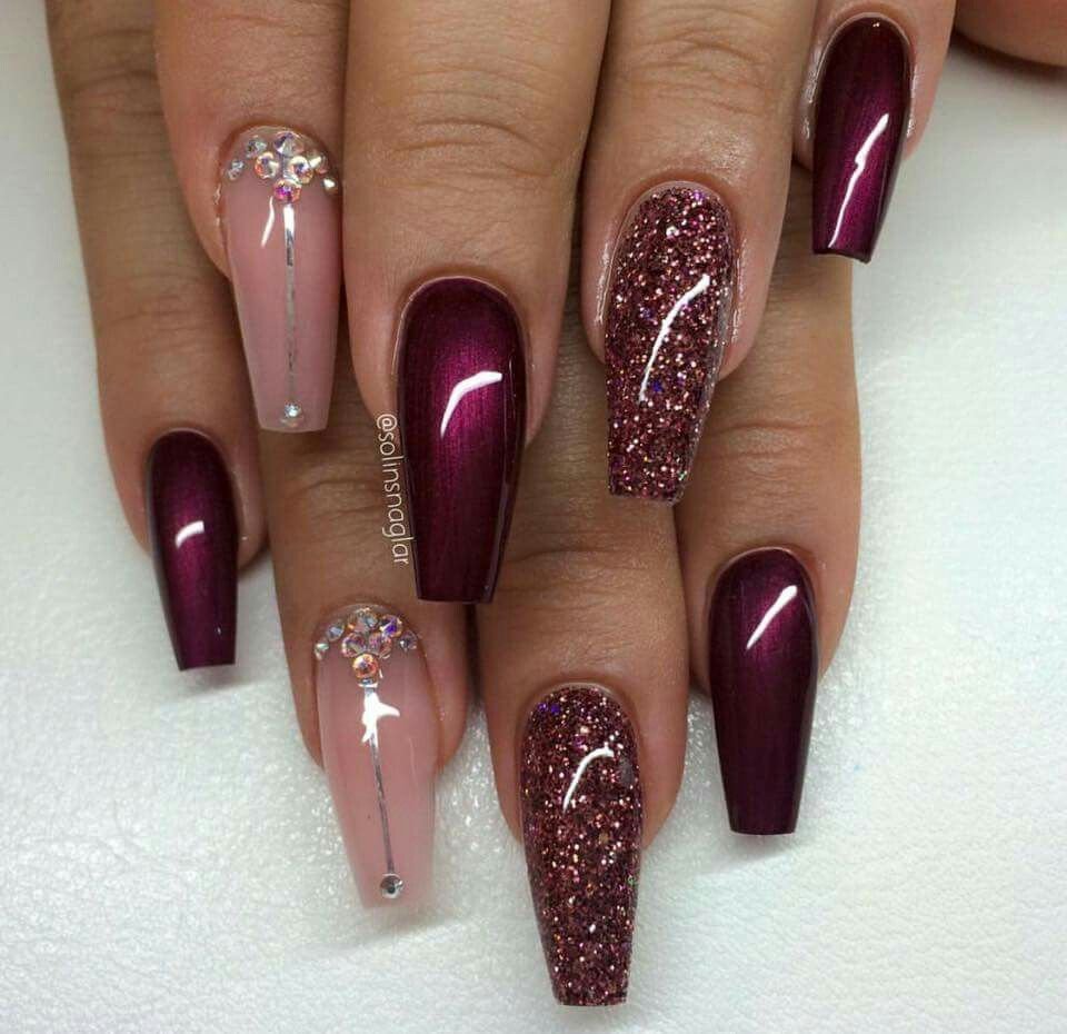 Long coffin fall nails with glitter, and burgundy colors. 
