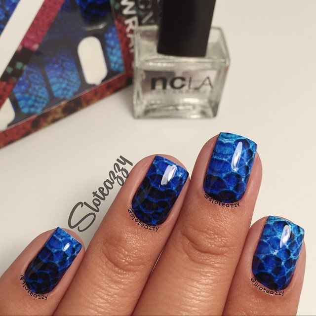 Short dark blue nails design
