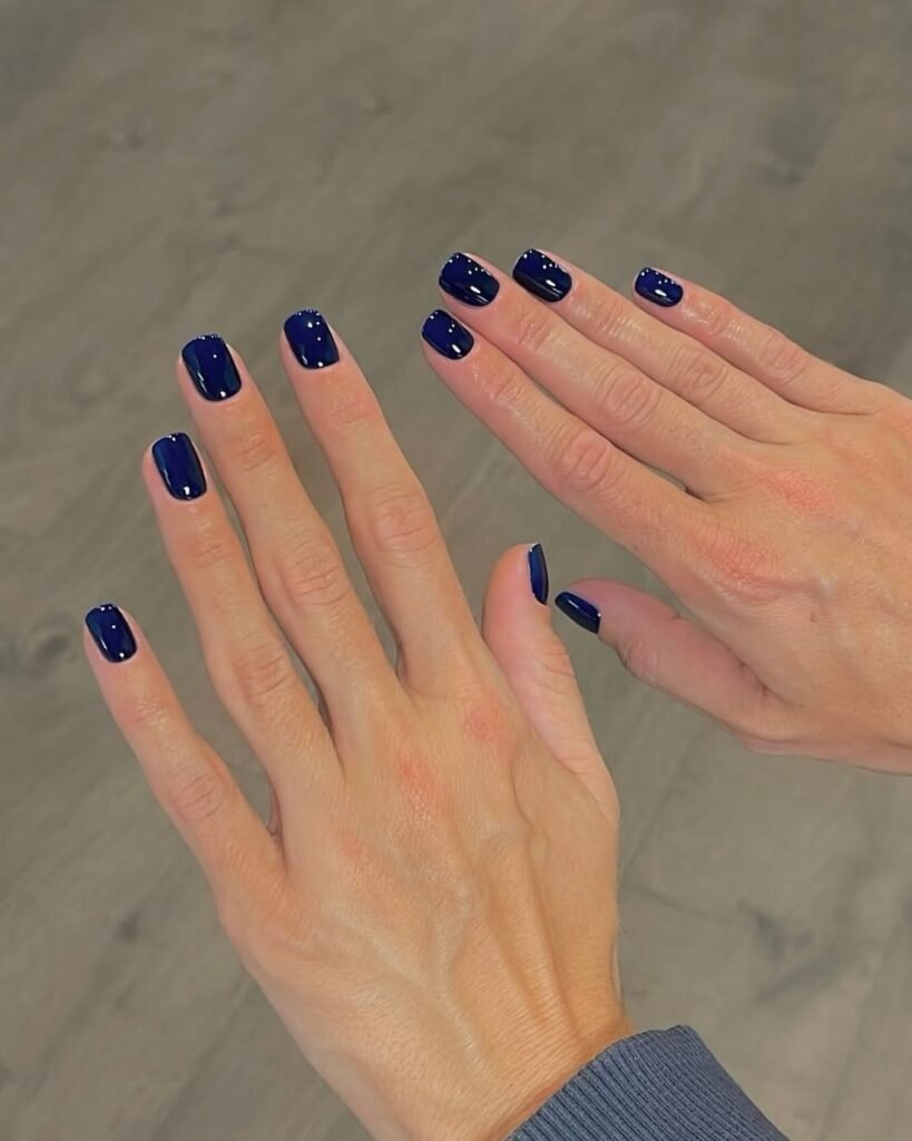 dark blue nail art deisgn on short nails. Cute and practical manicure on natural short nails.