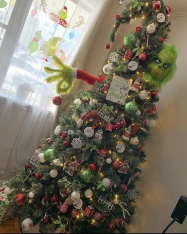 30 Best Grinch Christmas Tree Ideas - Inspired Beauty