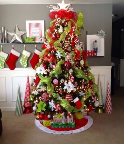 30 Best Grinch Christmas Tree Ideas - Inspired Beauty