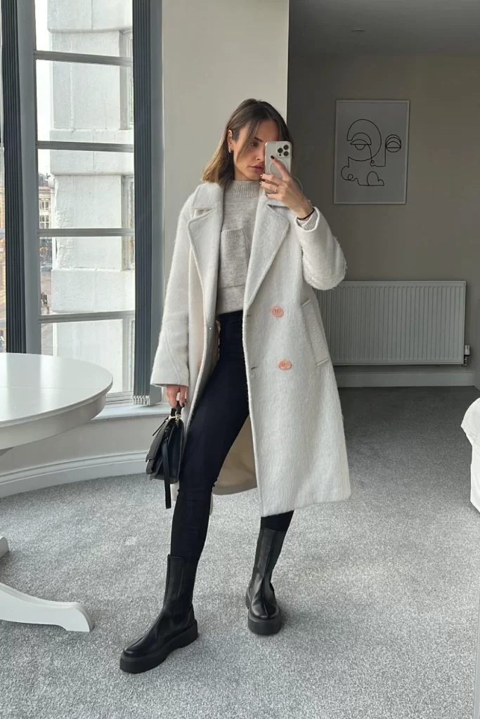 Winter long coat with Black jeans and black boots outfits	