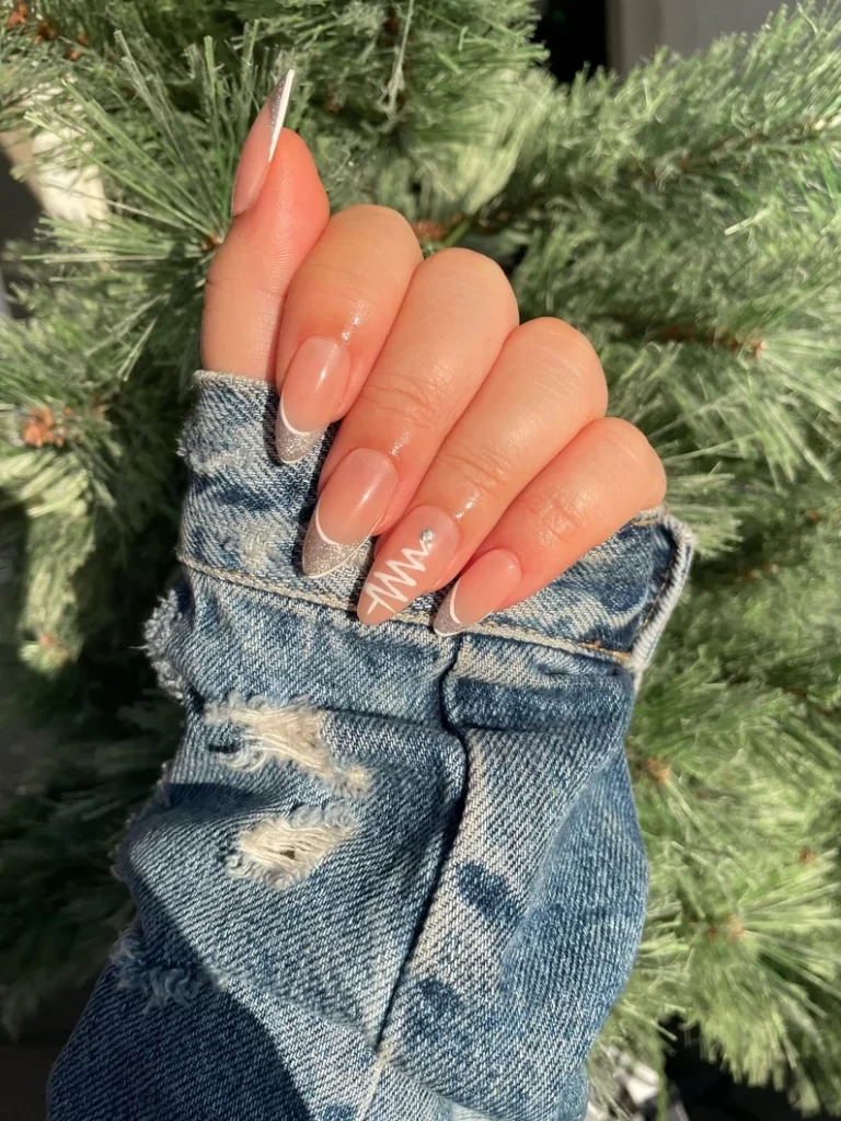 image of white chsritmas mani with tree and glitters