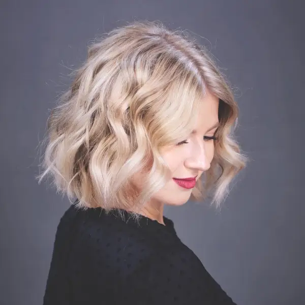 Exquisite Middle Part Short Wavy Hair