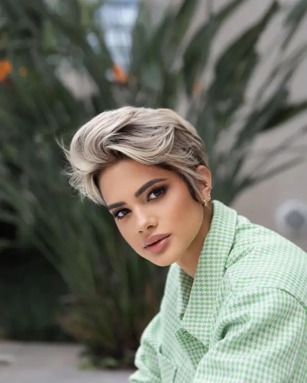 Short Haircut for Round face Trendy Elegant look