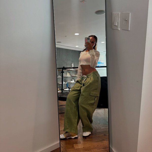 Oversize cargo pants outfit idea