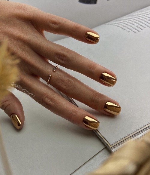 pretty gold manicure for your birthday