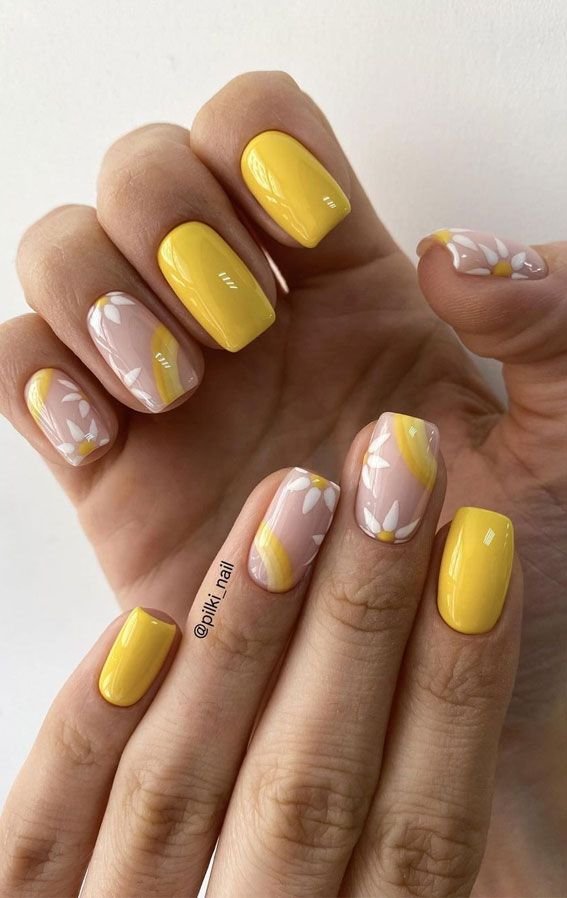 Short Sunflowers nails white and yellow in color tone, short and cute.