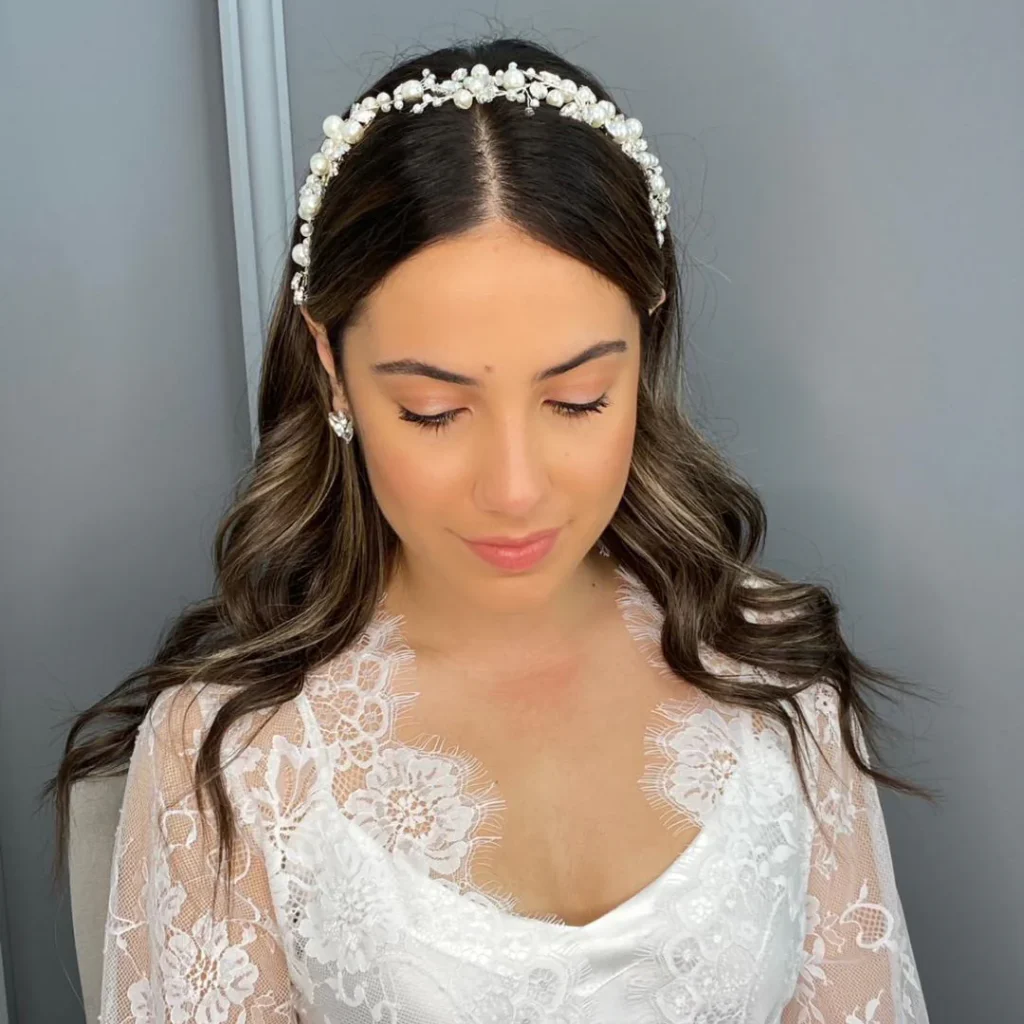 Chic and Simple Straight Bride Hairstyle