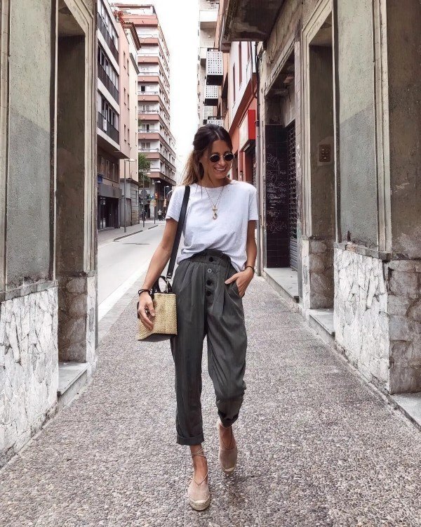 Chic brunch look with a white oversized blouse tucked into cargo pants and beige espadrilles