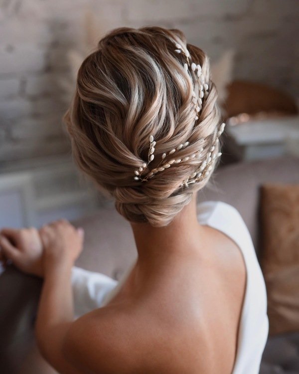 Elegant french roll prom hairstyle for short hair. Stunning short hairstyle ideas for prom