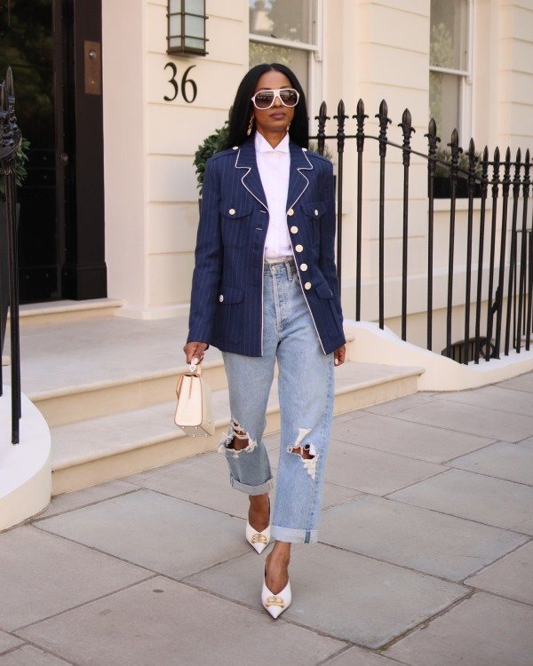 Cute structured blazer with buttons na ddistressed jeans and pointy toe shoes.