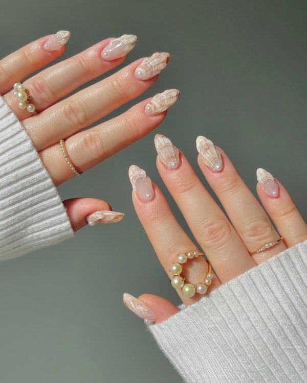Underwater Nails pearl nails with seashell