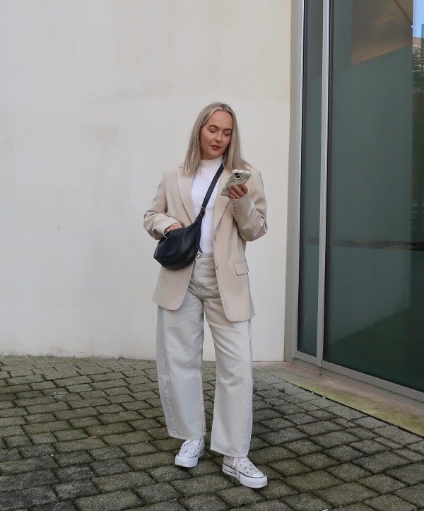 Beaige and cream blazer outfit idea