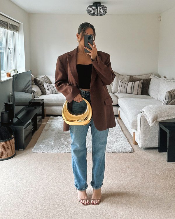 brown square shoulder blazer and skinny jeans.