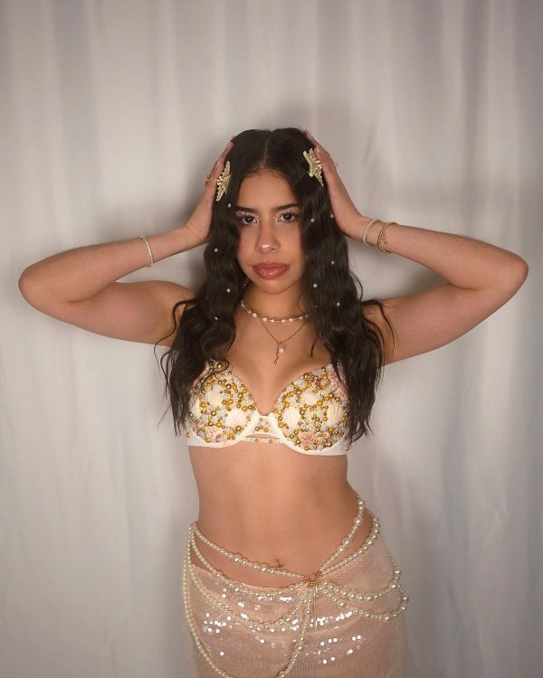 cute mermaid costume idea for Halloween. 