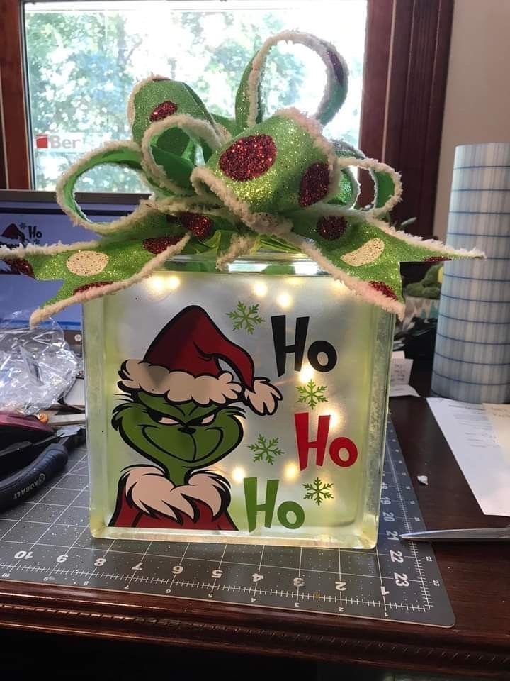 DIY Grinch Centerpiece Ideas