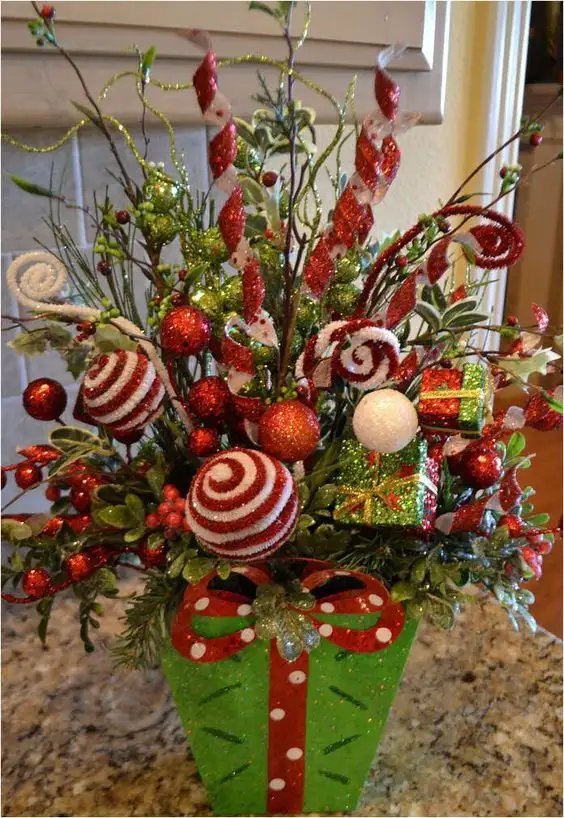 Cute DIY Grinch Centerpiece Ideas bouquet