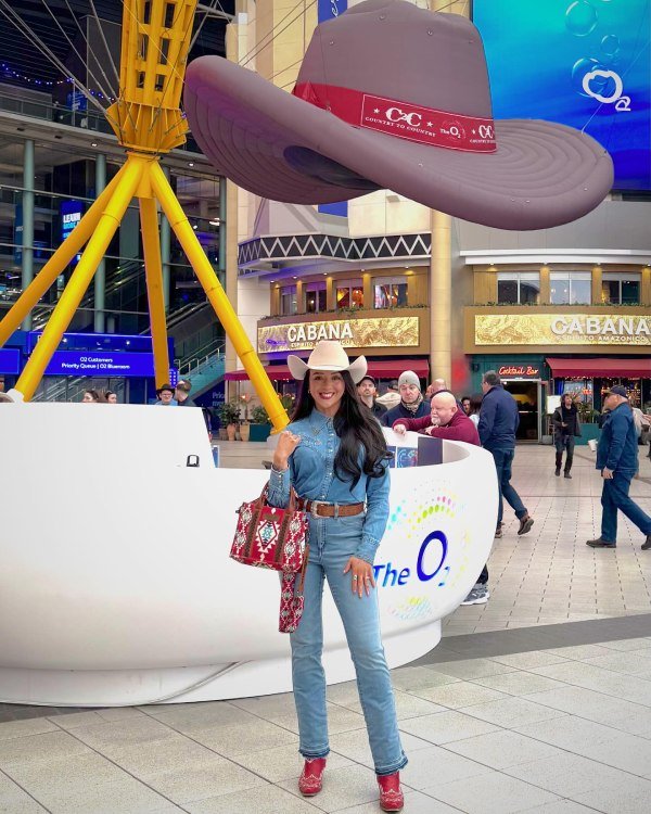 Skinny jeans + Denim button-down + Cowboy Hat