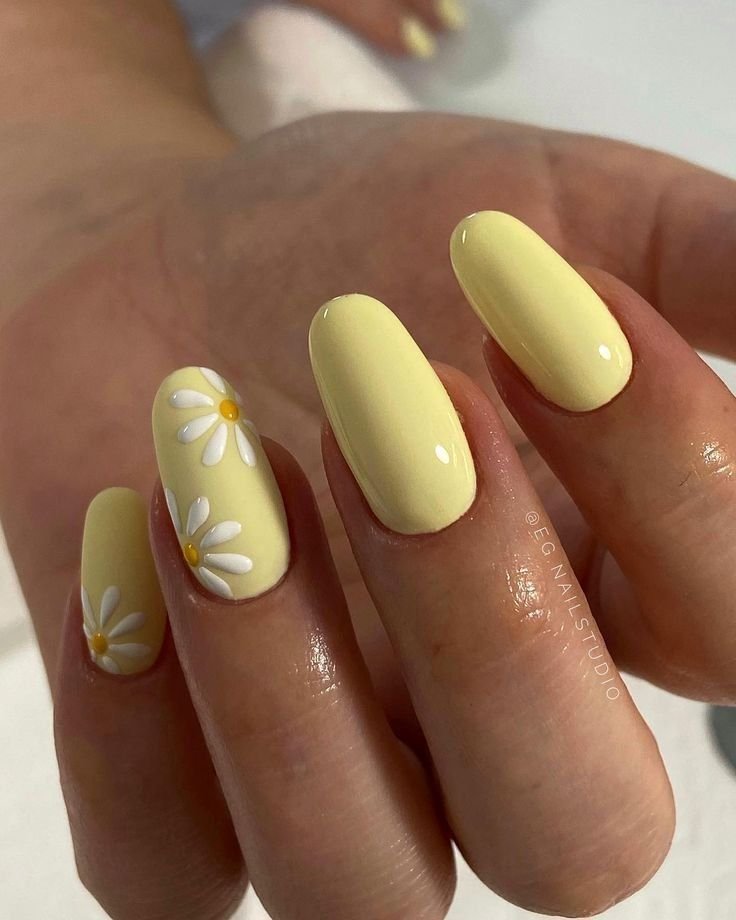 Butter yellow + daisies nails