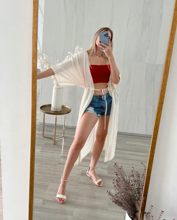 Summer concert outfit guide, what to wear. Denim shorts, flowy kimono