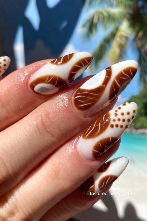 Neutral white and beige nails inspired by coconut tones, featuring a soft tropical aesthetic.