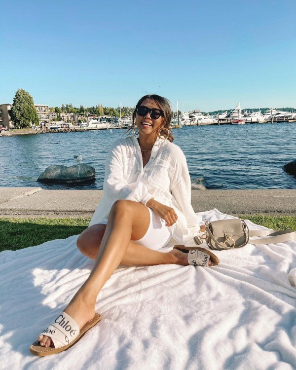 Oversized linen shirt paired with leggings for a light and airy summer look