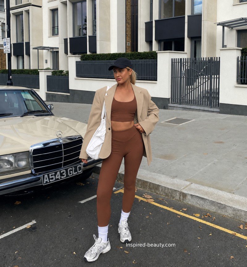 Brown leggings and beige blaazer outfit idea woman
