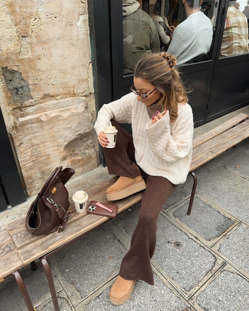 Woman wearing Brown Leggings Outfit Ideas with overzise cream sweater
